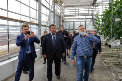 Депутаты Заксобрания ознакомились с мерами поддержки сельского хозяйства в Красноярском крае и работой местных предприятий